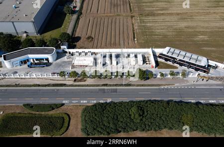 221216 -- SHANGHAI, 16 dicembre 2022 -- questa foto aerea scattata il 15 dicembre 2022 mostra una stazione di rifornimento di idrogeno per gli autobus pubblici nella nuova area di Lingang della nuova area di Pudong nella Shanghai orientale della Cina. Come zona dimostrativa per l’esercizio commerciale di veicoli alimentati a celle a combustibile a idrogeno a Shanghai, la nuova area di Lingang ha percorso un chilometro in più dall'inizio del 2022 per mettere in servizio più autobus pubblici alimentati da pile a idrogeno e ad oggi 66 unità del suo genere sono attualmente in circolazione sulle strade di Lingang. Altre 52 unità hanno già avviato un'operazione di prova a carico zero e si prevede che prenderanno il via Foto Stock