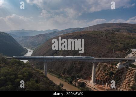 221216 -- KUNMING, 16 dicembre 2022 -- questa foto aerea scattata il 16 dicembre 2022 mostra un treno che corre sul ponte Nanpanjiang lungo la ferrovia ad alta velocità Mile-Mengzi nella prefettura autonoma di Honghe Hani e Yi, nella provincia dello Yunnan della Cina sud-occidentale. Una ferrovia ad alta velocità, che collegava le città di Mengzi e Mile nella provincia dello Yunnan della Cina sud-occidentale, entrò in funzione venerdì. Con una velocità progettata di 250 km all'ora, la nuova ferrovia ha ridotto il tempo di percorrenza tra Mengzi e Kunming, la capitale della provincia, a 69 minuti. CHINA-YUNNAN-MILE-MENGZI FERROVIA AD ALTA VELOCITÀ CN WANGXGUANSEN PUB Foto Stock