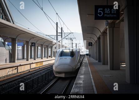 221216 -- KUNMING, 16 dicembre 2022 -- il primo treno passeggeri per operazioni ufficiali parte dalla stazione di Honghe lungo la ferrovia ad alta velocità Mile-Mengzi nella prefettura autonoma di Honghe Hani e Yi, nella provincia dello Yunnan della Cina sud-occidentale, il 16 dicembre 2022. Una ferrovia ad alta velocità, che collegava le città di Mengzi e Mile nella provincia dello Yunnan della Cina sud-occidentale, entrò in funzione venerdì. Con una velocità progettata di 250 km all'ora, la nuova ferrovia ha ridotto il tempo di percorrenza tra Mengzi e Kunming, la capitale della provincia, a 69 minuti. CHINA-YUNNAN-MILE-MENGZI FERROVIA AD ALTA VELOCITÀ CN WANGXGUANSEN PUB Foto Stock