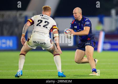 George King # 10 di Hull KR cerca di superare Harvey Livett #22 degli Huddersfield Giants durante la partita Betfred Super League Round 25 Huddersfield Giants vs Hull KR al John Smith's Stadium, Huddersfield, Regno Unito, 8 settembre 2023 (foto di Conor Molloy/News Images) Foto Stock