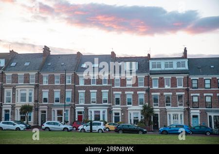 Tynemouth, Regno Unito - 29 agosto 2023: Il sole tramonta in una giornata estiva nell'area residenziale di Percy Park. Foto Stock