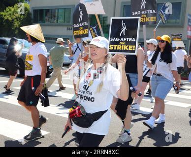 Hollywood, USA. 8 settembre 2023. Frances Fisher arriva al picchetto United We Trek tenutosi ai Paramount Studios di Hollywood, CALIFORNIA, venerdì 8 settembre 2023 . (Foto di Juan Pablo Rico/Sipa USA) credito: SIPA USA/Alamy Live News Foto Stock