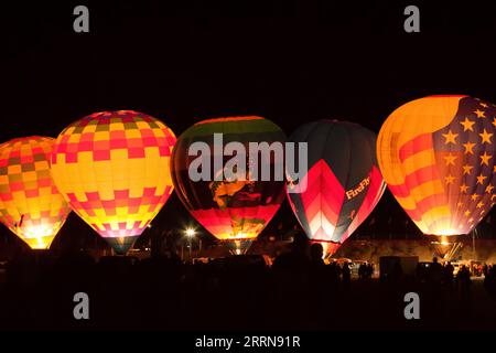 La mongolfiera della mattina presto illumina l'area di lancio dell'Albuquerque Balloon Fiesta, USA Foto Stock