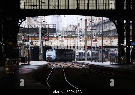 221224 -- PARIGI, 24 dicembre 2022 -- Un treno entra nella stazione ferroviaria Gare Saint Lazare a Parigi, Francia, 23 dicembre 2022. La società ferroviaria nazionale francese SNCF ha dichiarato di aver raggiunto un accordo venerdì con i sindacati del paese per evitare ulteriori scioperi nel fine settimana di Capodanno. Tuttavia, i viaggi continueranno a essere disturbati questo fine settimana, con circa un treno TGV su tre ad alta velocità cancellato. FRANCIA-PARIGI-SCIOPERO FERROVIARIO GaoxJing PUBLICATIONxNOTxINxCHN Foto Stock