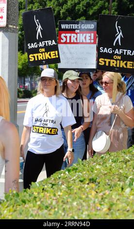 Hollywood, USA. 8 settembre 2023. Frances Fisher arriva al picchetto United We Trek tenutosi ai Paramount Studios di Hollywood, CALIFORNIA, venerdì 8 settembre 2023 . (Foto di Juan Pablo Rico/Sipa USA) credito: SIPA USA/Alamy Live News Foto Stock