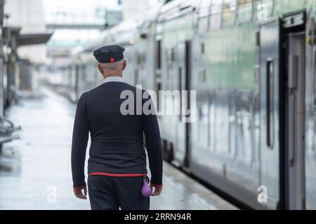 221223 -- LILLE FRANCE, 23 dicembre 2022 -- Un direttore è visto su una piattaforma alla Gare Lille Flandres a Lille, nel nord della Francia, il 23 dicembre 2022. La società ferroviaria nazionale francese SNCF ha dichiarato di aver raggiunto un accordo venerdì con i sindacati del paese per evitare ulteriori scioperi nel fine settimana di Capodanno. Tuttavia, i viaggi continueranno a essere disturbati questo fine settimana, con circa un treno TGV su tre ad alta velocità cancellato. Foto di /Xinhua FRANCE-LILLE-RAILWAY-STRIKE SebastienxCourdji PUBLICATIONxNOTxINxCHN Foto Stock