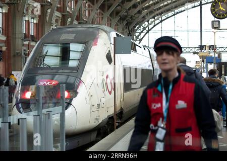 221223 -- LILLE FRANCE, 23 dicembre 2022 -- Un treno è visto alla Gare Lille Flandres a Lille, nel nord della Francia, il 23 dicembre 2022. La società ferroviaria nazionale francese SNCF ha dichiarato di aver raggiunto un accordo venerdì con i sindacati del paese per evitare ulteriori scioperi nel fine settimana di Capodanno. Tuttavia, i viaggi continueranno a essere disturbati questo fine settimana, con circa un treno TGV su tre ad alta velocità cancellato. Foto di /Xinhua FRANCE-LILLE-RAILWAY-STRIKE SebastienxCourdji PUBLICATIONxNOTxINxCHN Foto Stock