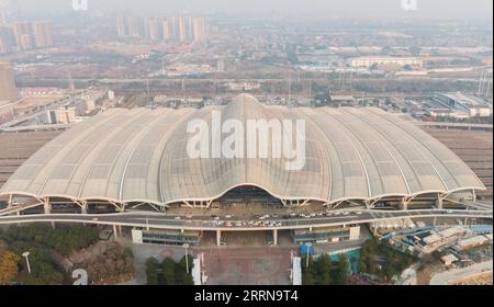 221226 -- PECHINO, 26 dicembre 2022 -- questa foto aerea scattata il 26 dicembre 2022 mostra la stazione ferroviaria di Wuhan a Wuhan, nella provincia di Hubei della Cina centrale. Sono stati effettuati complessivamente 1,69 miliardi di viaggi passeggeri sulla ferrovia ad alta velocità Pechino-Guangzhou da quando è entrata in funzione dieci anni fa, sono stati mostrati dati ufficiali. In qualità di spina dorsale della rete ferroviaria ad alta velocità in Cina, la ferrovia ad alta velocità Pechino-Guangzhou, lunga 2.298 km, è strettamente collegata con altre 12 ferrovie ad alta velocità del paese. Lo sviluppo della ferrovia ad alta velocità Pechino-Guangzhou ha anche promosso lo sviluppo delle città Foto Stock