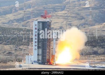 221227 -- TAIYUAN, 27 dicembre 2022 -- Un lungo razzo vettore March-4B che trasporta il Gaofen-11 04, un satellite di osservazione della Terra, esplode dal Taiyuan satellite Launch Center nella provincia dello Shanxi nella Cina settentrionale il 27 dicembre 2022. La Cina ha mandato il satellite nello spazio alle 15:37, martedì, ora di Pechino. Il satellite è entrato nell'orbita pianificata con successo. Foto di /Xinhua EyesonSci CHINA-TAIYUAN-SATELLITE-LAUNCH CN WangxXiaohu PUBLICATIONxNOTxINxCHN Foto Stock