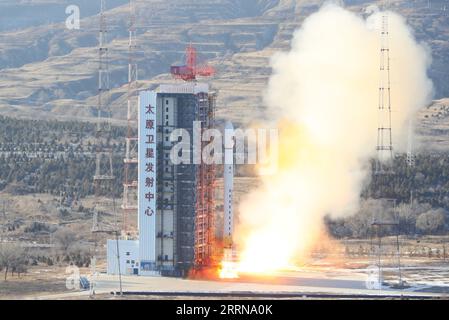 221227 -- TAIYUAN, 27 dicembre 2022 -- Un lungo razzo vettore March-4B che trasporta il Gaofen-11 04, un satellite di osservazione della Terra, esplode dal Taiyuan satellite Launch Center nella provincia dello Shanxi nella Cina settentrionale il 27 dicembre 2022. La Cina ha mandato il satellite nello spazio alle 15:37, martedì, ora di Pechino. Il satellite è entrato nell'orbita pianificata con successo. Foto di /Xinhua EyesonSci CHINA-TAIYUAN-SATELLITE-LAUNCH CN WangxXiaohu PUBLICATIONxNOTxINxCHN Foto Stock