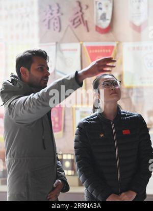 221227 -- TIANJIN, 27 dicembre 2022 -- Muhammad Nabil L e Huo Jinghong visitano una sala commemorativa che commemora la leggenda del Kung fu Huo Yuanjia a Jingwu Town del distretto di Xiqing nel nord della Cina a Tianjin, 25 dicembre 2022. Muhammad Nabil è uno studente pakistano all'Università Nankai di Tianjin. Nel 2018, ha scelto di venire a Tianjin per studiare per il suo dottorato di ricerca, non solo per ottenere un'istruzione di qualità qui, ma anche per realizzare il suo sogno di inseguire le arti marziali cinesi, o Kung fu. Muhammad Nabil ha detto di essere diventato un fan di Huo Yuanjia, un famoso maestro di arti marziali cinesi, dopo aver visto i film cinesi di Kung fu in Pakist Foto Stock