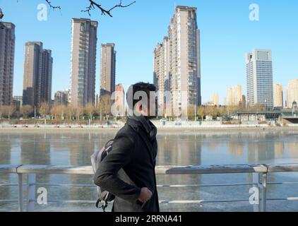 221227 -- TIANJIN, 27 dicembre 2022 -- Muhammad Nabil cammina lungo il fiume Haihe nel nord della Cina a S Tianjin, 26 dicembre 2022. Muhammad Nabil è uno studente pakistano all'Università Nankai di Tianjin. Nel 2018, ha scelto di venire a Tianjin per studiare per il suo dottorato di ricerca, non solo per ottenere un'istruzione di qualità qui, ma anche per realizzare il suo sogno di inseguire le arti marziali cinesi, o Kung fu. Muhammad Nabil ha detto di essere diventato un fan di Huo Yuanjia, un famoso maestro di arti marziali cinesi, dopo aver visto i film cinesi di Kung fu in Pakistan. Durante i suoi studi a Tianjin, venne a Jingwu Town, città natale di Huo Yuanjia, e incontrò Huo Foto Stock