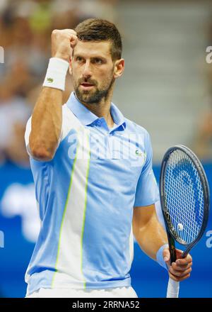 New York, USA, ottava. Settembre 2023. Il tennista serbo Novak Djokovic festeggia il torneo US Open 2023 al Billie Jean King National Tennis Center venerdì 8 settembre 2023. © Juergen Hasenkopf / Alamy Live News Foto Stock