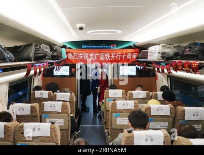 221226 -- PECHINO, 26 dicembre 2022 -- i passeggeri sono visti su un treno proiettile alla stazione ferroviaria ovest di Pechino, capitale della Cina, 26 dicembre 2022. Sono stati effettuati complessivamente 1,69 miliardi di viaggi passeggeri sulla ferrovia ad alta velocità Pechino-Guangzhou da quando è entrata in funzione dieci anni fa, sono stati mostrati dati ufficiali. In qualità di spina dorsale della rete ferroviaria ad alta velocità in Cina, la ferrovia ad alta velocità Pechino-Guangzhou, lunga 2.298 km, è strettamente collegata con altre 12 ferrovie ad alta velocità del paese. Lo sviluppo della ferrovia ad alta velocità Pechino-Guangzhou ha anche promosso lo sviluppo delle città al Foto Stock