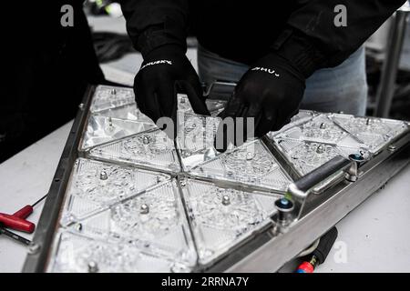 221227 -- NEW YORK, 27 dicembre 2022 -- Un pezzo di cristallo è messo in un modello più grande durante l'assemblea del ballo di Capodanno di Crystal Times Square sul tetto di One Times Square, New York, Stati Uniti, il 27 dicembre 2022. Come parte della tradizione annuale, la sostituzione di alcuni dei 2.688 triangoli di Waterford Crystal sul ballo di Capodanno di Times Square è iniziata martedì. La palla, di 12 piedi di diametro e di 11.875 libbre di peso, inizierà la sua discesa alle 23:59 del 31 dicembre, iniziando il conto alla rovescia degli ultimi secondi dell'anno e celebrando l'inizio di un nuovo anno, al culmine di Foto Stock