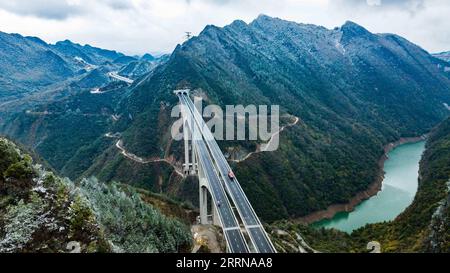 221228 -- GUIDING, 28 dicembre 2022 -- questa foto aerea scattata il 28 dicembre 2022 mostra veicoli che corrono sul ponte Ganxi nella contea di Guiding, nella provincia di Guizhou nella Cina sud-occidentale. Lungo 1.220 metri, il grande ponte Ganxi, parte della Guiyang-Huangping Expressway, fu completato e aperto al traffico il mercoledì. Foto di /Xinhua CHINA-GUIZHOU-BRIDGE-OPEN TO TRAFFIC CN DengxGang PUBLICATIONxNOTxINxCHN Foto Stock