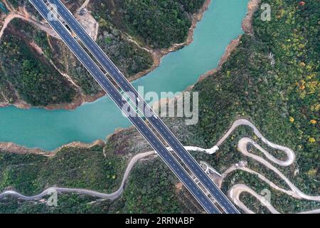 221228 -- GUIDING, 28 dicembre 2022 -- questa foto aerea scattata il 28 dicembre 2022 mostra veicoli che corrono sul ponte Ganxi nella contea di Guiding, nella provincia di Guizhou nella Cina sud-occidentale. Lungo 1.220 metri, il grande ponte Ganxi, parte della Guiyang-Huangping Expressway, fu completato e aperto al traffico il mercoledì. CHINA-GUIZHOU-BRIDGE-OPEN TO TRAFFIC CN YANGXWENBIN PUBLICATIONXNOTXINXCHN Foto Stock