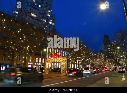 221231 -- BERLINO, 31 dicembre 2022 -- le decorazioni di Capodanno sono illuminate a Berlino, Germania, 30 dicembre 2022. GERMANIA-BERLINO-DAILY LIFE RenxPengfei PUBLICATIONxNOTxINxCHN Foto Stock