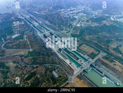 230102 -- YICHANG, 2 gennaio 2023 -- questa foto aerea scattata il 2 gennaio 2023 mostra le navi che attraversano le chiuse a cinque livelli della diga delle tre Gole a Yichang, nella provincia di Hubei nella Cina centrale. Il trasporto marittimo della diga delle tre gole, il più grande progetto idroelettrico del mondo, ha raggiunto un nuovo record nel 2022, ha dichiarato lunedì l'Autorità di navigazione delle tre gole. La produttività totale del progetto ha raggiunto 159,8 milioni di tonnellate nel 2022, con un aumento del 6,12% su base annua. Nel 2022, la portata di trasporto merci del progetto è stata di 159,65 milioni di tonnellate, con un aumento annuale del 6,53%. Nel frattempo, t Foto Stock