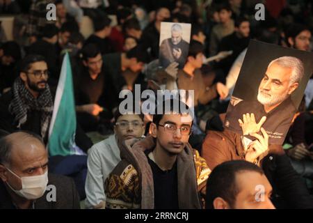 230103 -- TEHERAN, 3 gennaio 2023 -- la gente partecipa a una cerimonia che segna il terzo anniversario dell'assassinio dell'ex comandante iraniano Qassem Soleimani a Teheran, Iran, il 3 gennaio 2023. Gli iraniani si sono riuniti martedì in tutto il paese per ricordare l'ex comandante Qassem Soleimani assassinato dagli Stati Uniti nel gennaio 2020. IRAN-TEHERAN-QASSEM SOLEIMANI-ASSASSINIO-ANNIVERSARIO GAOXWENCHENG PUBLICATIONXNOTXINXCHN Foto Stock