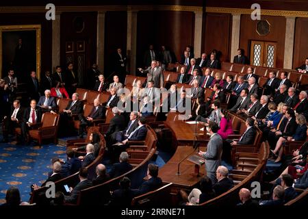 230106 -- WASHINGTON, 6 gennaio 2023 -- i membri della camera dei rappresentanti degli Stati Uniti si riuniscono nella camera della camera degli Stati Uniti mentre la camera si riunisce per eleggere un oratore a Washington, D.C., negli Stati Uniti, il 6 gennaio 2023. La camera dei rappresentanti degli Stati Uniti si è aggiornata fino a tardi venerdì sera, mentre il deputato Kevin McCarthy sta cercando di ribaltare altre dimissioni repubblicane per superare l'imbarazzante impasse della Speakership. U.S.-WASHINGTON, D.C.-HOUSE-SPEAKERSHIP-BITTER BATTLE LIUXJIE PUBLICATIONXNOTXINXCHN Foto Stock