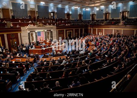 230106 -- WASHINGTON, 6 gennaio 2023 -- i membri della camera dei rappresentanti degli Stati Uniti si riuniscono nella camera della camera degli Stati Uniti mentre la camera si riunisce per eleggere un oratore a Washington, D.C., negli Stati Uniti, il 6 gennaio 2023. La camera dei rappresentanti degli Stati Uniti si è aggiornata fino a tardi venerdì sera, mentre il deputato Kevin McCarthy sta cercando di ribaltare altre dimissioni repubblicane per superare l'imbarazzante impasse della Speakership. U.S.-WASHINGTON, D.C.-HOUSE-SPEAKERSHIP-BITTER BATTLE LIUXJIE PUBLICATIONXNOTXINXCHN Foto Stock