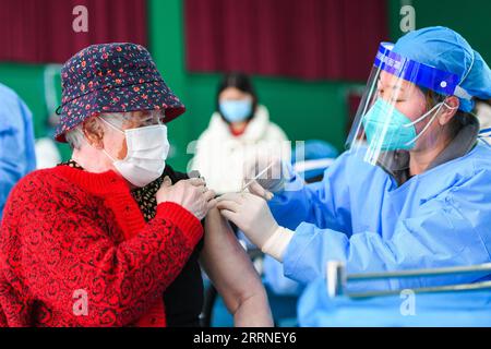 230108 -- PECHINO, 8 gennaio 2023 -- una donna anziana riceve una dose di vaccino COVID-19 a Hohhot, nella regione autonoma della Mongolia interna della Cina settentrionale, 22 marzo 2022. Xinhua titoli: La Cina entra in una nuova fase di risposta alla COVID LiuxLei PUBLICATIONxNOTxINxCHN Foto Stock