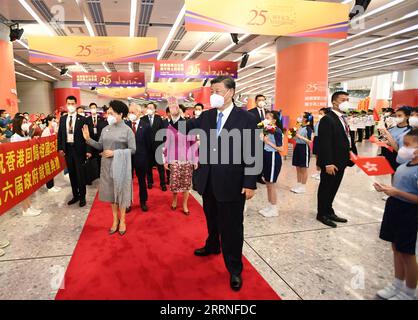 230109 -- PECHINO, 9 gennaio 2023 -- il presidente cinese Xi Jinping e sua moglie Peng Liyuan saltano alla folla di benvenuto al loro arrivo a Hong Kong, nel sud della Cina, il 30 giugno 2022. XI, anche segretario generale del Comitato centrale del Partito Comunista Cinese e presidente della Commissione militare centrale, arrivò a Hong Kong in treno il 30 giugno 2022. XI ha partecipato ad un incontro che celebrava il 25° anniversario del ritorno di Hong Kong nella madrepatria e alla cerimonia inaugurale del sesto governo della regione amministrativa speciale di Hong Kong HKSAR il 1° luglio 2022. Ha anche ispezionato il regio Foto Stock