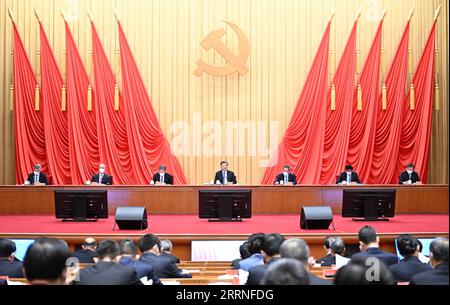 230109 -- PECHINO, 9 gennaio 2023 -- il segretario generale del Comitato centrale del PCC del Partito Comunista Cinese Xi Jinping, anche presidente cinese e presidente della Commissione militare centrale, si rivolge alla seconda sessione plenaria della 20a Commissione centrale del PCC per l'ispezione della disciplina a Pechino, capitale della Cina, 9 gennaio 2022. Li Qiang, Zhao Leji, Wang Huning, Cai Qi, Ding Xuexiang e li Xi hanno partecipato all'incontro. CHINA-XI JINPING-CPC-CCDI-SESSIONE PLENARIA CN ZHANGXLING PUBLICATIONXNOTXINXCHN Foto Stock