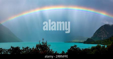 230109 -- PECHINO, 9 gennaio 2023 -- Un arcobaleno appare nel cielo sopra il lago Basum nella città di Nyingchi, nella regione autonoma del Tibet della Cina sud-occidentale, 29 agosto 2022. XINHUA-PICTURES OF THE YEAR 2022-CHINA NEWS JIANGXFAN PUBLICATIONXNOTXINXCHN Foto Stock