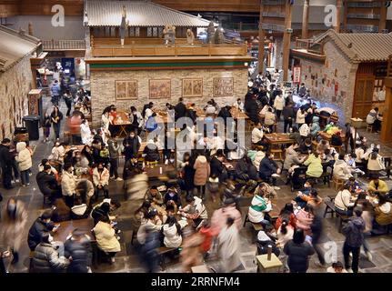 230110 -- PECHINO, 10 gennaio 2023 -- le persone cenano in un ristorante nella contea di Zhongmu di Zhengzhou, nella provincia di Henan nella Cina centrale, 31 dicembre 2022. XINHUA-PICTURES OF THE YEAR 2022-CHINA NEWS LIXAN PUBLICATIONXNOTXINXCHN Foto Stock