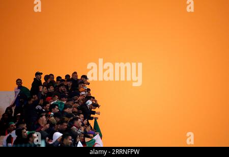 230110 -- PECHINO, 10 gennaio 2023 -- la gente aspetta in polvere pesante per una partita in uno stadio a Blida, Algeria, 29 marzo 2022. XINHUA-PICTURES OF THE YEAR 2022-WORLD NEWS WUXTIANYU PUBLICATIONXNOTXINXCHN Foto Stock