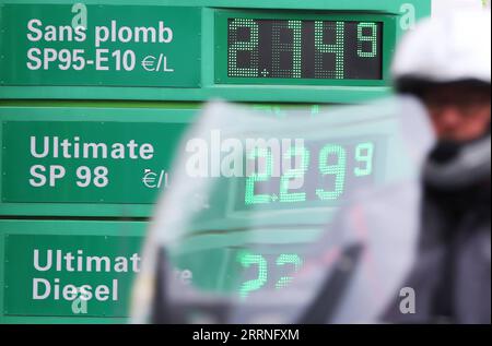 230110 -- PECHINO, 10 gennaio 2023 -- i prezzi del carburante sono visualizzati in una stazione di servizio a Parigi, Francia, 16 marzo 2022. Il prezzo della benzina superava i due euro circa 2,14 dollari al litro a metà marzo del 2022 in Francia, mettendo a dura prova il budget delle imprese e delle famiglie. XINHUA-PICTURES OF THE YEAR 2022-WORLD NEWS GAOXJING PUBLICATIONXNOTXINXCHN Foto Stock