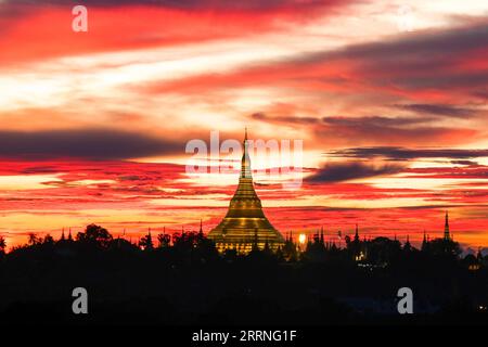 230110 -- PECHINO, 10 gennaio 2023 -- questa foto scattata il 1 settembre 2022 mostra il tramonto dietro la pagoda Shwedagon a Yangon, Myanmar. Foto di /Xinhua XINHUA-PICTURES OF THE YEAR 2022-WORLD NEWS MyoxKyawxSoe PUBLICATIONxNOTxINxCHN Foto Stock