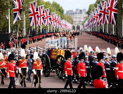 230110 -- PECHINO, 10 gennaio 2023 -- il cortegio con il cuore che porta la bara della regina Elisabetta II viaggia su una strada vicino a Buckingham Palace a Londra, in Gran Bretagna, 19 settembre 2022. La Gran Bretagna tenne un funerale di stato per la regina Elisabetta II, il monarca regnante più lungo del paese, all'Abbazia di Westminster il 19 settembre 2022 alla presenza di una serie di leader mondiali, reali e altri dignitari. XINHUA-PICTURES OF THE YEAR 2022-WORLD NEWS LIXYING PUBLICATIONXNOTXINXCHN Foto Stock