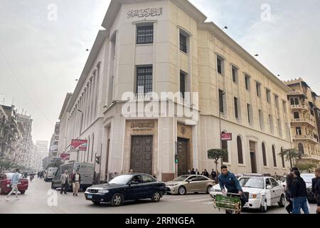 230111 -- CAIRO, 11 gennaio 2023 -- questa foto scattata l'11 gennaio 2023 mostra l'edificio della Banca centrale d'Egitto, al Cairo, in Egitto. L'inflazione annuale in titoli dell'Egitto è salita al 21,9% nel dicembre 2022, in aumento rispetto al 6,5% nel dicembre 2021, l'agenzia di statistiche ufficiale del paese ha riferito martedì. EGITTO-AUMENTO ANNUO DELL'INFLAZIONE AhmedxGomaa PUBLICATIONxNOTxINxCHN Foto Stock