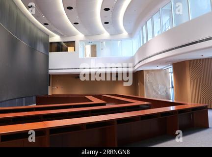 230112 -- ADDIS ABEBA, 12 gennaio 2023 -- questa foto scattata l'8 gennaio 2023 mostra una vista interna della sede centrale dell'Africa Centers for Disease Control and Prevention Africa CDC ad Addis Abeba, Etiopia. Mercoledì si è tenuta una cerimonia che ha segnato il completamento del progetto della sede centrale del CDC Africa, assistita dalla Cina, nel sobborgo meridionale di Addis Abeba. ETIOPIA-ADDIS ABEBA-CINA-AIUTATO AFRICA CDC-QUARTIER GENERALE-COMPLETION DONGXJIANGHUI PUBLICATIONXNOTXINXCHN Foto Stock