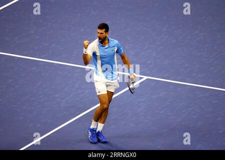 New York, Stati Uniti. 8 settembre 2023. Novak Djokovic celebra un punto su Ben Shelton durante il loro match di semifinale agli US Open. Fotografia di Credit: Adam Stoltman/Alamy Live News Foto Stock