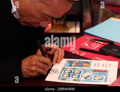 230115 -- PARIGI, 15 gennaio 2023 -- l'artista cinese Chen Jianghong firma i francobolli commemorativi dell'anno del Coniglio progettati da lui durante una cerimonia di lancio a Parigi, in Francia, 14 gennaio 2023. L'ufficio postale francese, la Poste, il sabato ha emesso due francobolli per celebrare il prossimo Capodanno cinese, l'anno del Coniglio, che inizia il 22 gennaio. FRANCE-PARIS-STAMP-ANNO DEL CONIGLIO GAOXJING PUBLICATIONXNOTXINXCHN Foto Stock