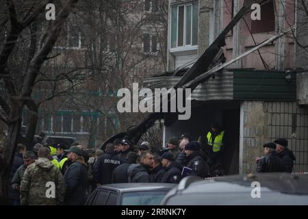 Ukraine-Konflikt, Hubschrauberabsturz auf Kindergarten a Browary nahe der Hauptstadt Kiew 230118 -- KIEV, 18 gennaio 2023 -- i soccorritori lavorano al luogo dell'incidente di un elicottero a Brovary, una città nella periferia di Kiev, Ucraina, 18 gennaio 2023. Un elicottero si è schiantato nei pressi di Kiev mercoledì mattina, uccidendo almeno 16 persone, tra cui il ministro degli interni ucraino Denys Monastyrsky. In precedenza, i funzionari hanno dato un bilancio iniziale di 18 morti. Foto di /Xinhua UKRAINE-BROVARY-ELICOTTERO CRASH RomanxPetushkov PUBLICATIONxNOTxINxCHN Foto Stock