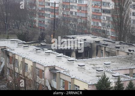 230118 -- KIEV, 18 gennaio 2023 -- questa foto scattata il 18 gennaio 2023 mostra il luogo dell'incidente di un elicottero a Brovary, una città nella periferia di Kiev, Ucraina. Un elicottero si è schiantato nei pressi di Kiev mercoledì mattina, uccidendo almeno 16 persone, tra cui il ministro degli interni ucraino Denys Monastyrsky. In precedenza, i funzionari hanno dato un bilancio iniziale di 18 morti. Foto di /Xinhua UKRAINE-BROVARY-ELICOTTERO CRASH RomanxPetushkov PUBLICATIONxNOTxINxCHN Foto Stock