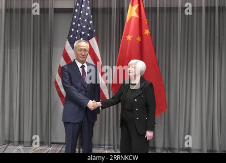 News Bilder des Tages Zürich, US-Finanzministerin Janet Yellen trifft chinesischen Amtskollege Liu He 230118 -- ZURIGO, 18 gennaio 2023 -- il vice Premier cinese Liu He L, anche capo della parte cinese del dialogo economico globale Cina-Stati Uniti, tiene colloqui con il segretario al Tesoro degli Stati Uniti Janet Yellen a Zurigo, in Svizzera, 18 gennaio 2023. SVIZZERA-ZURIGO-CINA-LIU HE-U.S.-YELLEN-TALKS LIANXYI PUBLICATIONXNOTXINXCHN Foto Stock
