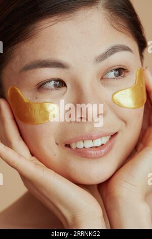 donna asiatica moderna con cerotti oculari. Foto Stock