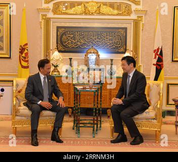230120 -- BANDAR SERI BEGAWAN, 20 gennaio 2023 -- il sultano del Brunei Haji Hassanal Bolkiah L tiene colloqui con Lawrence Wong, visitando il vice primo ministro e ministro delle finanze di Singapore, all'Istana Nurul Iman a Bandar seri Begawan, Brunei, 19 gennaio 2023. Secondo l'Ufficio del primo Ministro del Brunei, il Sultano e Wong hanno discusso le forti relazioni bilaterali tra entrambi i paesi, in particolare sulla difesa e sull'accordo di intercambiabilità valutaria. PER ANDARE CON il Brunei, Singapore ha promesso di rafforzare i legami bilaterali foto di /Xinhua BRUNEI-BANDAR SERI BEGAWAN-SINGAPORE-TIES JeffreyxWong PUBBLICAZIONE Foto Stock