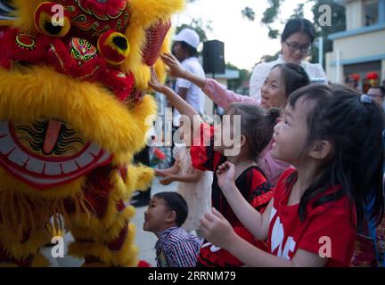 230120 -- NAIROBI, 20 gennaio 2023 -- i bambini interagiscono con i ballerini di leone durante un evento di celebrazione del Capodanno cinese a Nairobi, Kenya, 19 gennaio 2023. Per celebrare il prossimo Capodanno cinese, il Confucio Institute presso l'Università di Nairobi ha tenuto un evento celebrativo giovedì. Una serie di attività serve da ponte per migliorare la comprensione reciproca tra il popolo cinese e quello keniota, consentendo alle persone di sperimentare l'essenza della cultura cinese tradizionale. KENYA-NAIROBI-CONFUCIO INSTITUTE-SPRING FESTIVAL-NEW YEAR FAIR LIXYAHUI PUBLICATIONXNOTXINXCHN Foto Stock