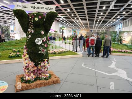 230120 -- BERLINO, 20 gennaio 2023 -- le persone visitano la settimana verde internazionale IGW Berlino a Berlino, in Germania, 20 gennaio 2023. L'IGW Berlin, fiera internazionale delle industrie alimentari, agricole e giardinaggio, è stata inaugurata venerdì e durerà fino al gennaio 29, attirando circa 1.400 espositori da tutto il mondo. Foto di /Xinhua GERMANIA-BERLINO-SETTIMANA VERDE INTERNAZIONALE StefanxZeitz PUBLICATIONxNOTxINxCHN Foto Stock