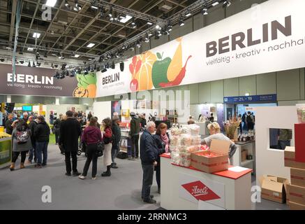 230120 -- BERLINO, 20 gennaio 2023 -- le persone visitano la zona espositiva di Berlino durante la settimana verde internazionale IGW Berlino a Berlino, in Germania, 20 gennaio 2023. L'IGW Berlin, fiera internazionale delle industrie alimentari, agricole e giardinaggio, è stata inaugurata venerdì e durerà fino al gennaio 29, attirando circa 1.400 espositori da tutto il mondo. Foto di /Xinhua GERMANIA-BERLINO-SETTIMANA VERDE INTERNAZIONALE StefanxZeitz PUBLICATIONxNOTxINxCHN Foto Stock