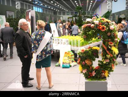 230120 -- BERLINO, 20 gennaio 2023 -- le persone visitano la settimana verde internazionale IGW Berlino a Berlino, in Germania, 20 gennaio 2023. L'IGW Berlin, fiera internazionale delle industrie alimentari, agricole e giardinaggio, è stata inaugurata venerdì e durerà fino al gennaio 29, attirando circa 1.400 espositori da tutto il mondo. Foto di /Xinhua GERMANIA-BERLINO-SETTIMANA VERDE INTERNAZIONALE StefanxZeitz PUBLICATIONxNOTxINxCHN Foto Stock