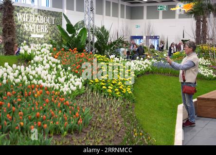 230120 -- BERLINO, 20 gennaio 2023 -- Un visitatore scatta foto di fiori esposti durante la settimana verde internazionale IGW Berlin a Berlino, in Germania, 20 gennaio 2023. L'IGW Berlin, fiera internazionale delle industrie alimentari, agricole e giardinaggio, è stata inaugurata venerdì e durerà fino al gennaio 29, attirando circa 1.400 espositori da tutto il mondo. Foto di /Xinhua GERMANIA-BERLINO-SETTIMANA VERDE INTERNAZIONALE StefanxZeitz PUBLICATIONxNOTxINxCHN Foto Stock