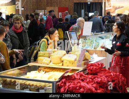 230120 -- BERLINO, 20 gennaio 2023 -- i visitatori acquistano formaggio durante la settimana verde internazionale IGW Berlin a Berlino, in Germania, 20 gennaio 2023. L'IGW Berlin, fiera internazionale delle industrie alimentari, agricole e giardinaggio, è stata inaugurata venerdì e durerà fino al gennaio 29, attirando circa 1.400 espositori da tutto il mondo. Foto di /Xinhua GERMANIA-BERLINO-SETTIMANA VERDE INTERNAZIONALE StefanxZeitz PUBLICATIONxNOTxINxCHN Foto Stock